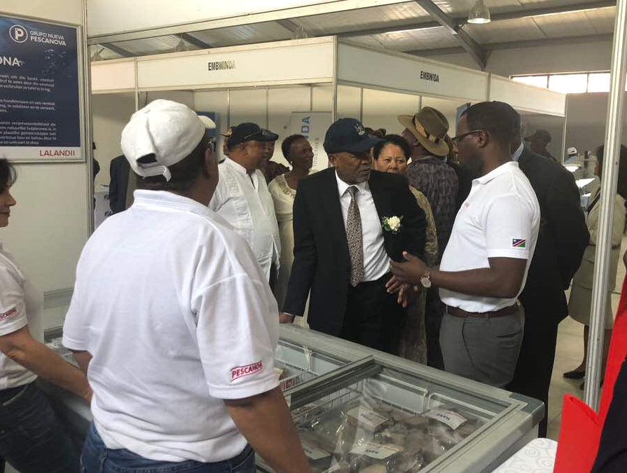 Le Vice-président de la Namibie Nangolo Mbumba et le Ministre de la Pêche Bernhard Esau, avec Edwin Kamatoto, Directeur de Novanam, à l'OTAF.